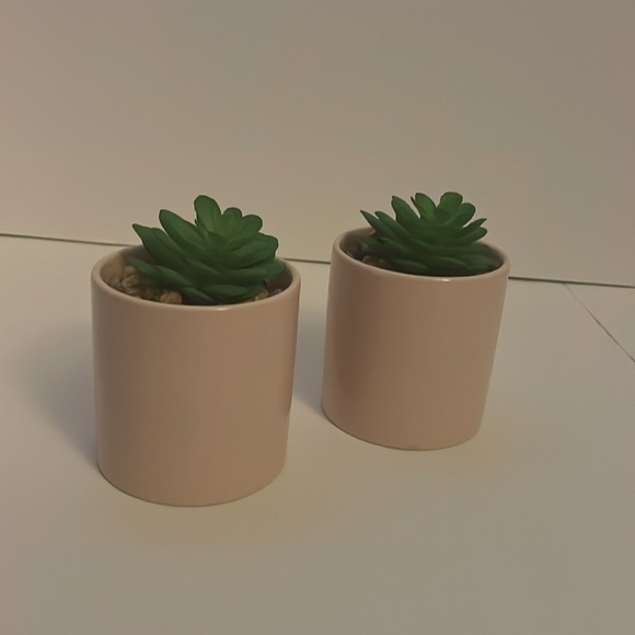 Everyday set of two artificial potted mini planters. Light pink pot with stones - Picture 5 of 17